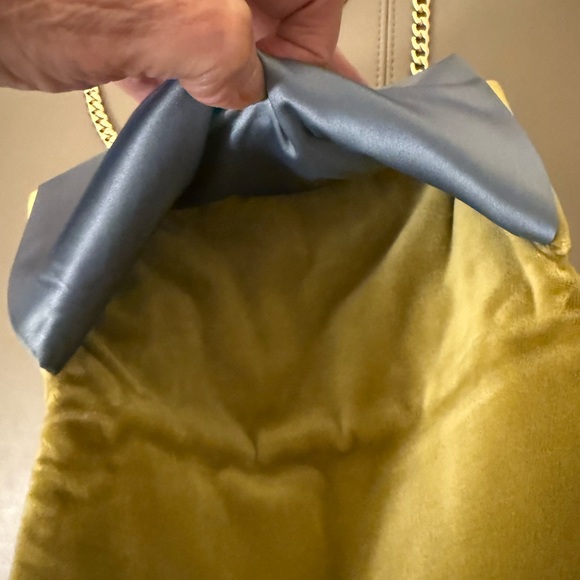 Gucci Limited Edition Green Velvet Extra
Large Sunglasses Case/Pouch with Chain - Picture 4 of 8